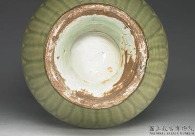 图片[4]-Fengwei everted-rim vase with incised decoration of peony in celadon glaze, Longquan ware, early Ming dynasty, 15th century-China Archive